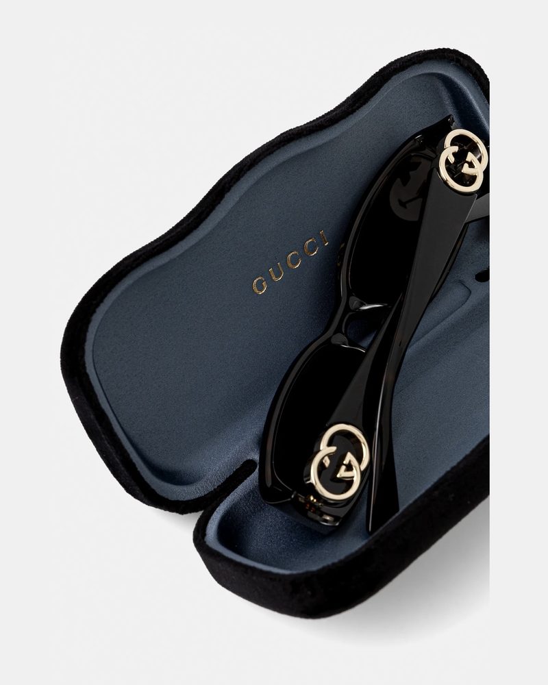 Gucci siyah güneş gözlüğü, kadife kılıfında